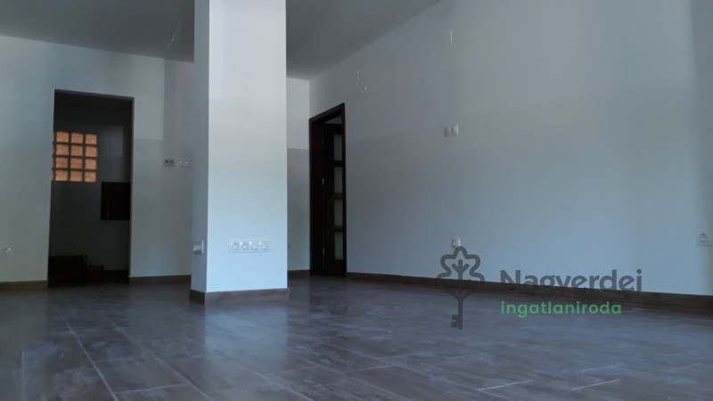 Debrecen, Postakert, Iroda, irodaházban  