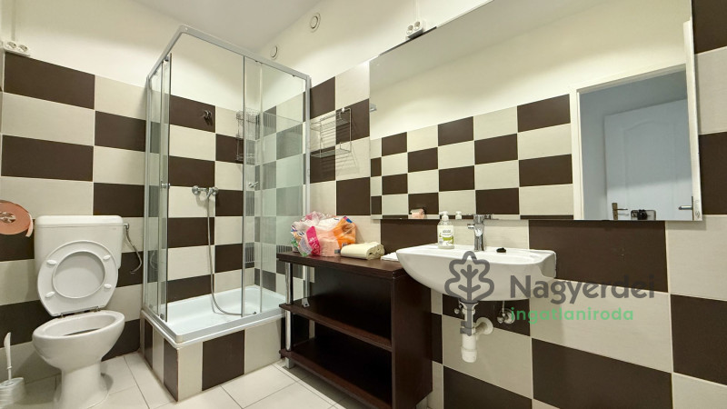 Debrecen, József Attila-telep, Iroda, nem irodaházban  