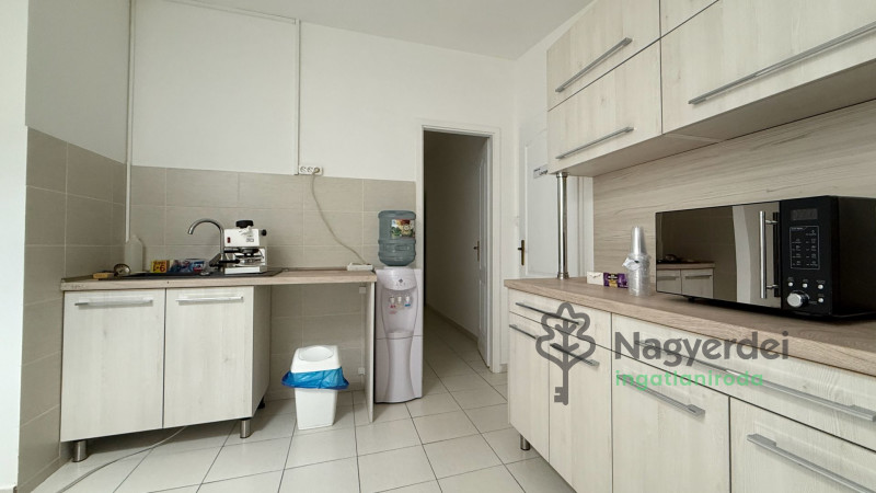 Debrecen, József Attila-telep, Iroda, nem irodaházban  