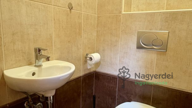 Debrecen, Nagyerdő, Lakás, tégla lakás  