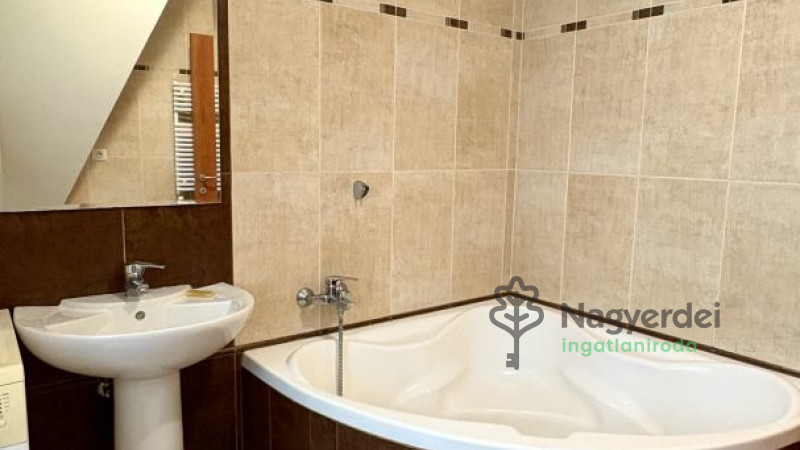 Debrecen, Nagyerdő, Lakás, tégla lakás  