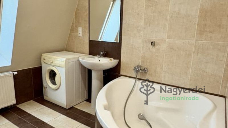 Debrecen, Nagyerdő, Lakás, tégla lakás  