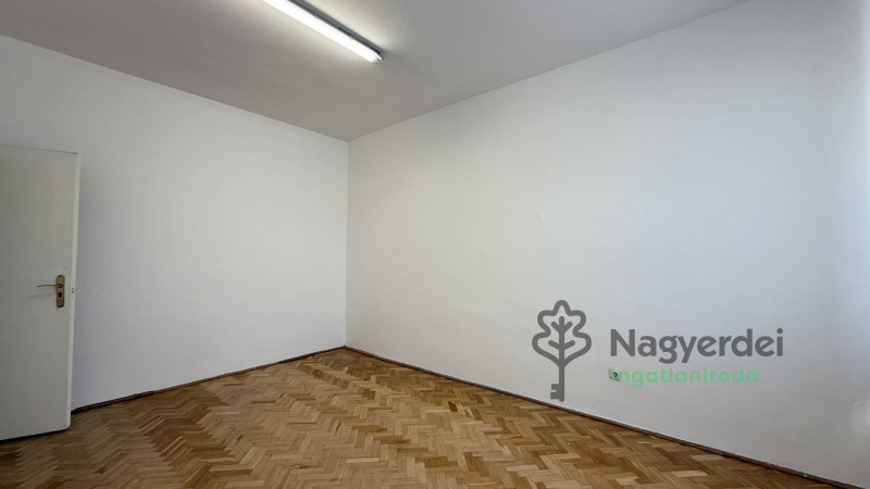 Debrecen, Homokkert, Iroda, irodaházban  