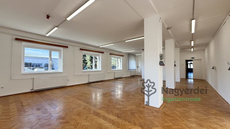 Debrecen, Homokkert, Iroda, irodaházban  