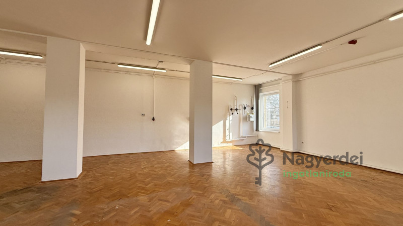 Debrecen, Homokkert, Iroda, irodaházban  