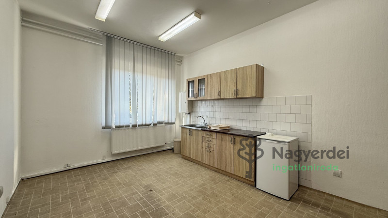 Debrecen, Homokkert, Iroda, irodaházban  