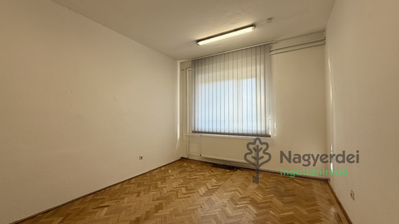 Debrecen, Homokkert, Iroda, irodaházban  