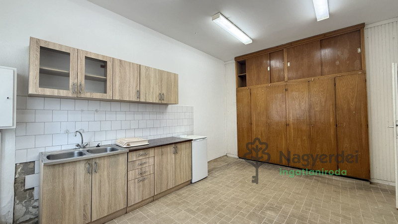 Debrecen, Homokkert, Iroda, irodaházban  