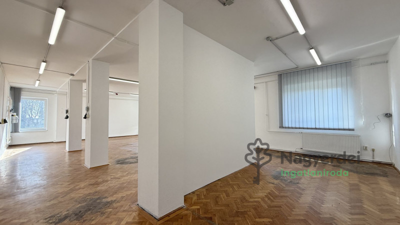 Debrecen, Homokkert, Iroda, irodaházban  