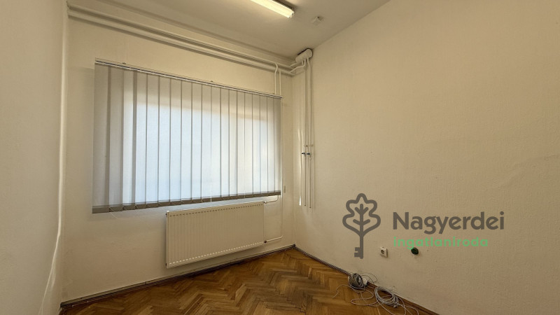 Debrecen, Homokkert, Iroda, irodaházban  