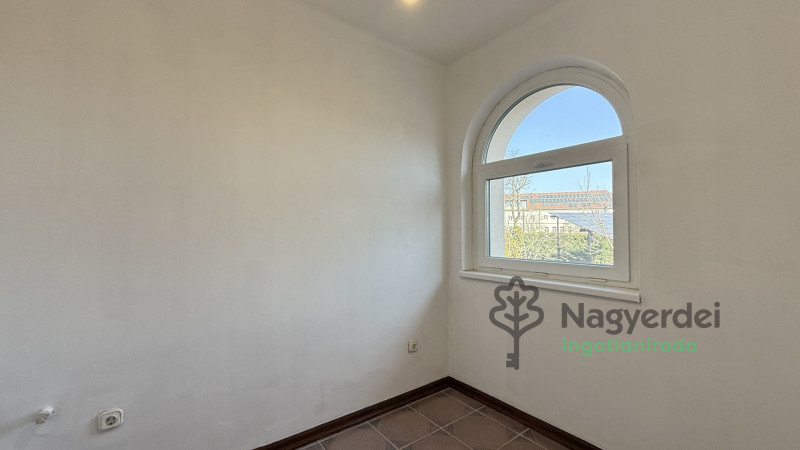 Debrecen, Nagyerdő, Iroda, nem irodaházban  