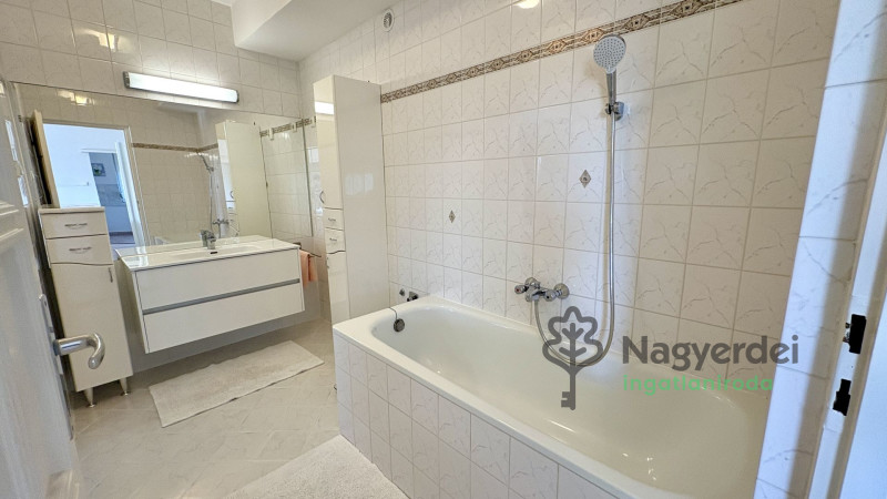 Debrecen, Nagyerdőalja, Lakás, tégla lakás  