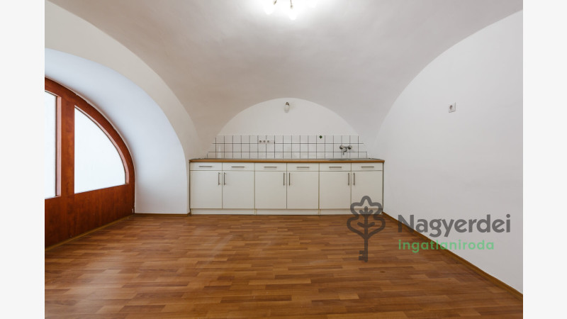 Debrecen, Belváros, Üzlethelyiség, nem üzletközpontban  