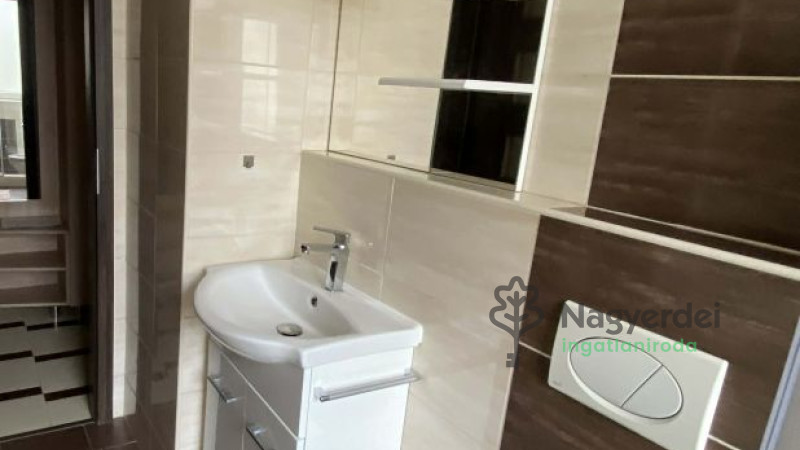 Debrecen, Nagyerdőalja, Lakás, tégla lakás  