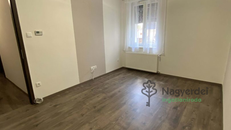 Debrecen, Nagyerdőalja, Lakás, tégla lakás  