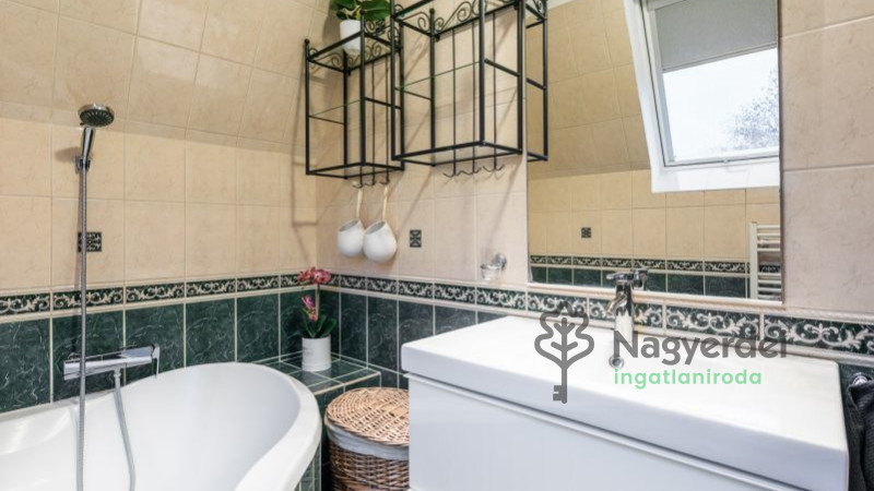 Debrecen, Nagyerdő, Lakás, tégla lakás  