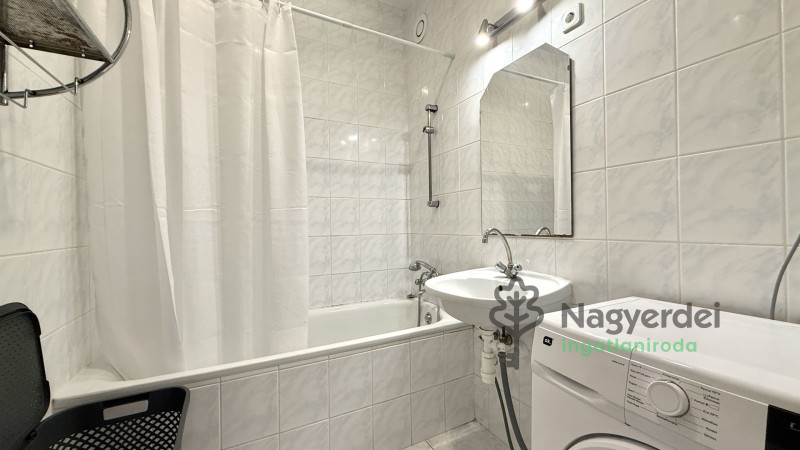 Debrecen, Nagyerdő, Lakás, tégla lakás  