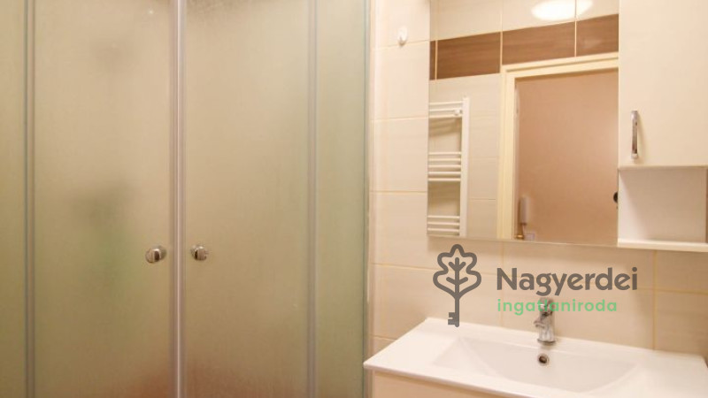 Debrecen, Nagyerdő, Lakás, tégla lakás  