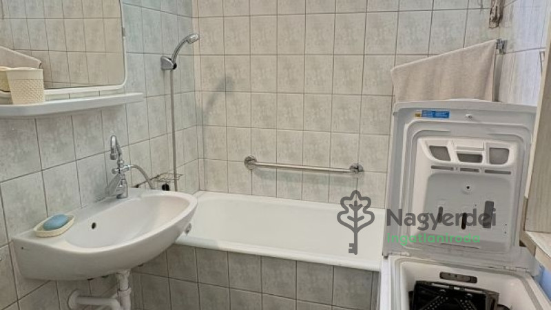 Debrecen, Nagyerdőalja, Lakás, tégla lakás  