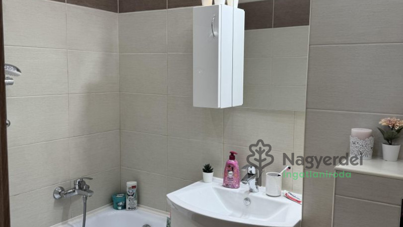 Debrecen, Nagyerdőalja, Lakás, tégla lakás  