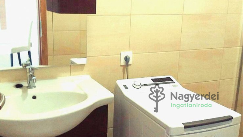 Debrecen, Nagyerdő, Lakás, tégla lakás  