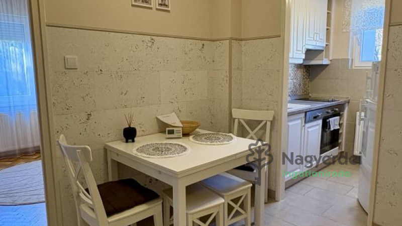 Debrecen, Nagyerdő, Lakás, tégla lakás  