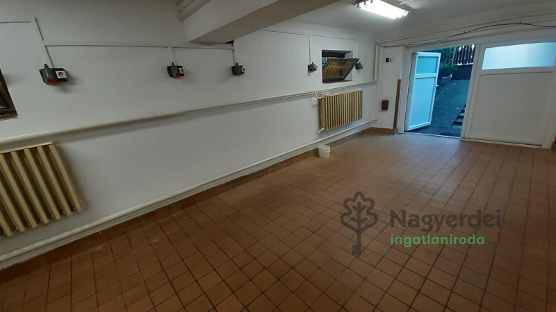Debrecen, Pércsikert, Üzlethelyiség, nem üzletközpontban  