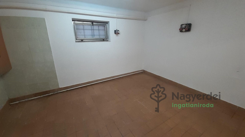 Debrecen, Pércsikert, Üzlethelyiség, nem üzletközpontban  