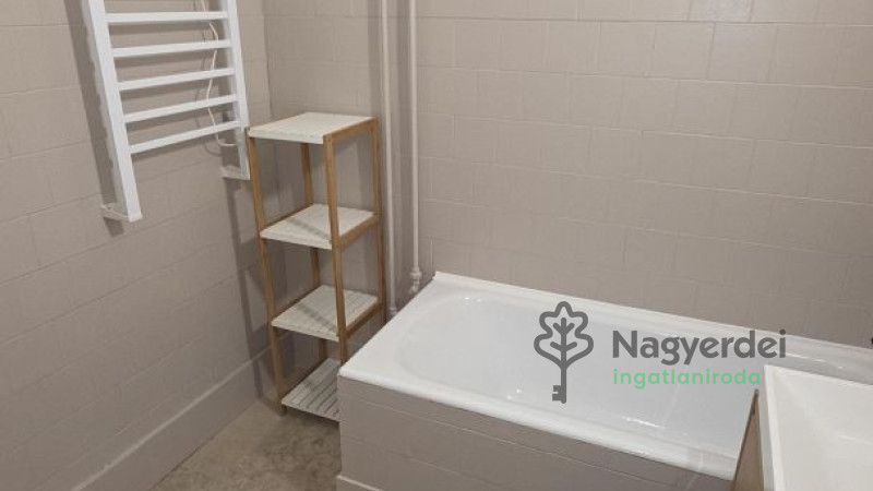 Debrecen, Nagyerdőalja, Lakás, tégla lakás  