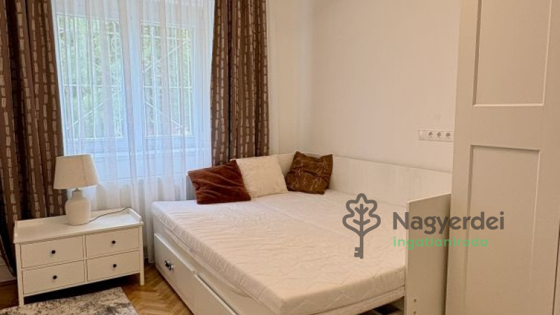 Debrecen, Nagyerdő, Lakás, tégla lakás  