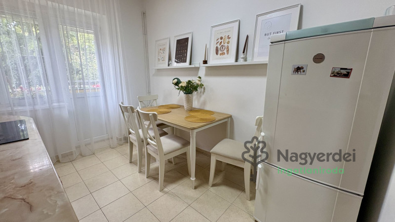 Debrecen, Nagyerdő, Lakás, tégla lakás  