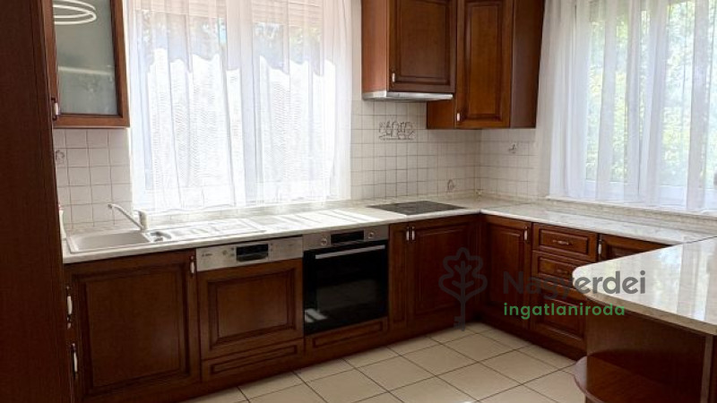 Debrecen, Nagyerdő, Lakás, tégla lakás  