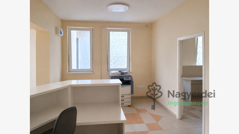Debrecen, Nagyerdőalja, Üzlethelyiség, nem üzletközpontban  