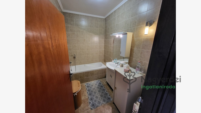 Debrecen, Nagyerdőalja, Ház, sorház  