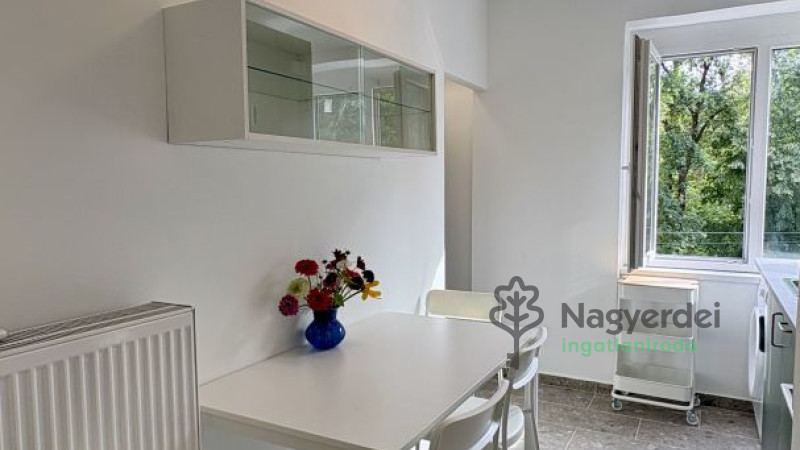 Debrecen, Nagyerdő, Lakás, tégla lakás  