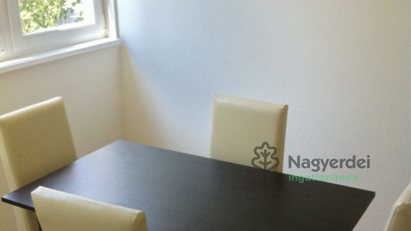 Debrecen, Nagyerdőalja, Lakás, tégla lakás  