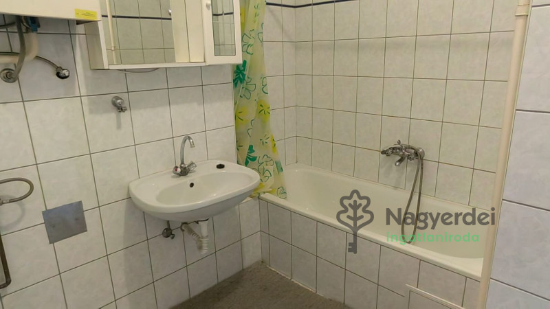 Debrecen, Nagyerdő, Lakás, tégla lakás  