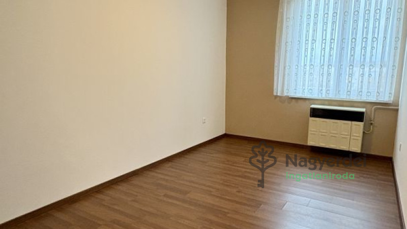 Debrecen, Nagyerdőalja, Lakás, tégla lakás  