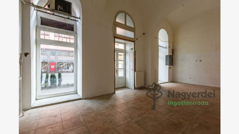 Debrecen, Belváros, Üzlethelyiség, nem üzletközpontban  