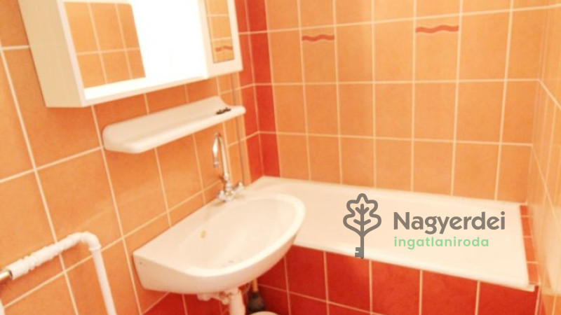 Debrecen, Belváros, Lakás, csúsztatott zsalus  