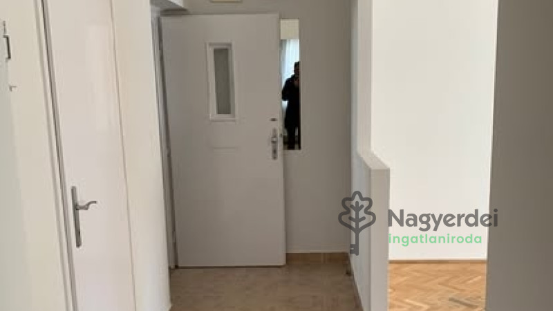 Debrecen, Nagyerdő, Lakás, tégla lakás  