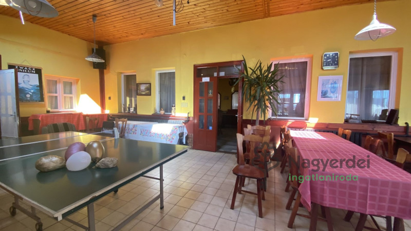 Téglás, Kereskedelmi ingatlan, panzió  