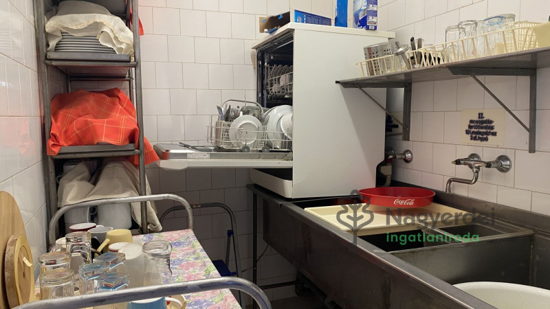 Téglás, Kereskedelmi ingatlan, panzió  