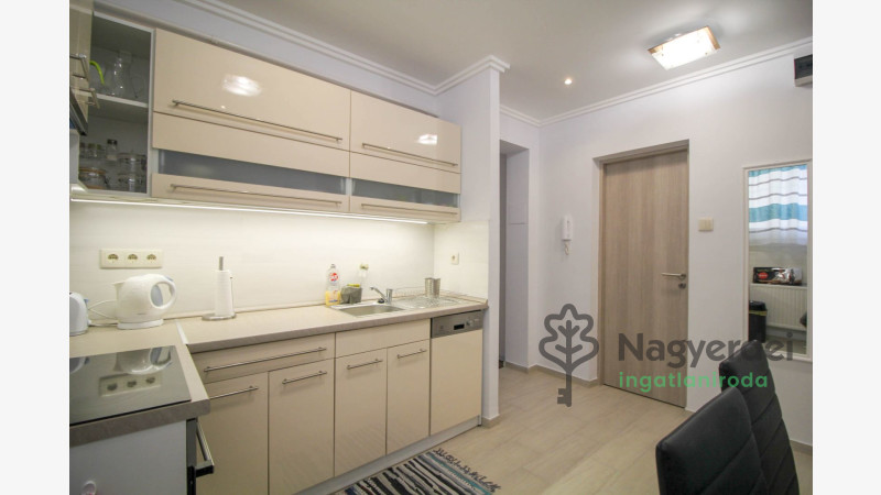 Debrecen, Belváros, Lakás, csúsztatott zsalus  