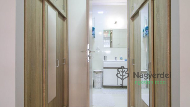 Debrecen, Belváros, Lakás, csúsztatott zsalus  