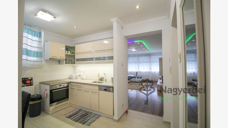 Debrecen, Belváros, Lakás, csúsztatott zsalus  