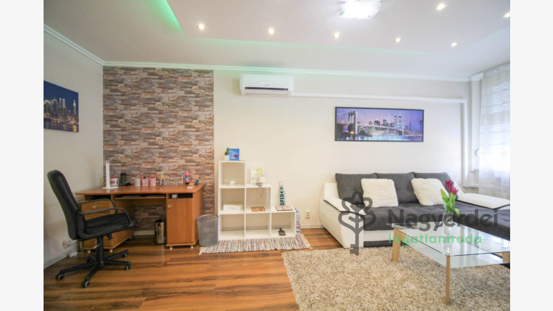 Debrecen, Belváros, Lakás, csúsztatott zsalus  