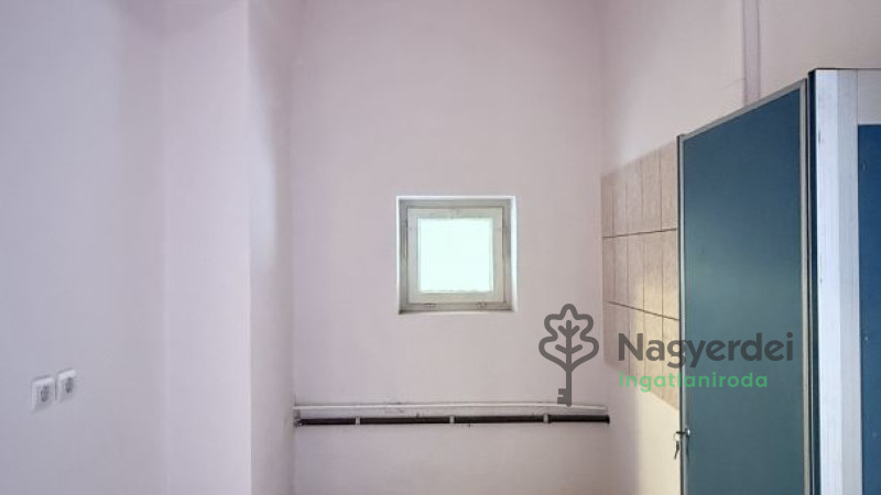 Debrecen, Burgundia, Üzlethelyiség, nem üzletközpontban  