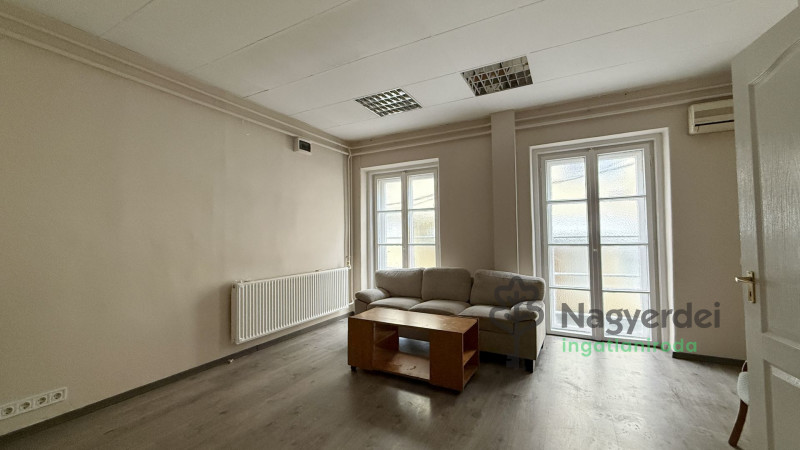 Debrecen, Burgundia, Üzlethelyiség, nem üzletközpontban  